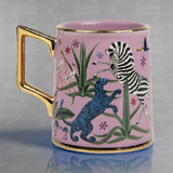 Tazza Ortigia in ceramica rosa decorata a mano con serigrafia oro