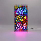 Neon luminoso in vetro “Bla Bla Bla” multicolore con box acrilico